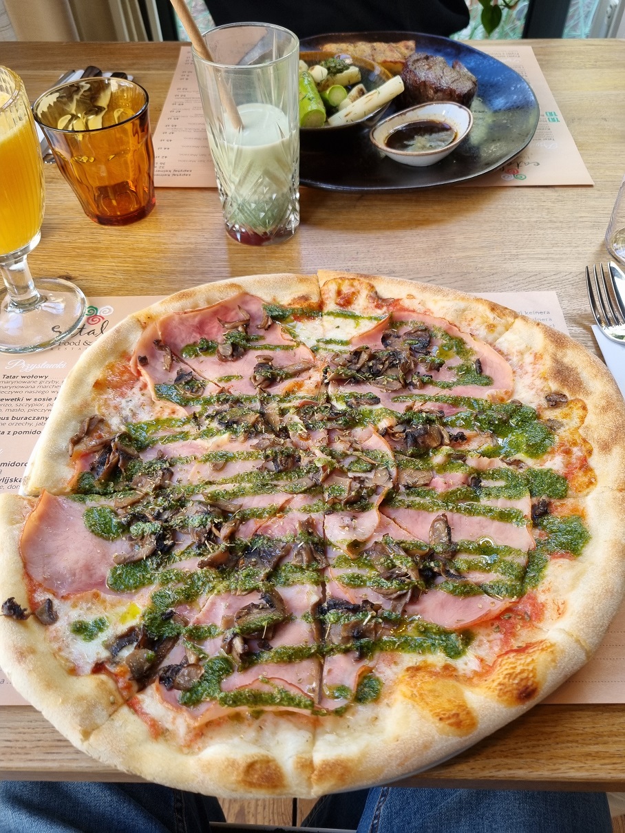 Pizza capriciosa. Restauracja Eatalia w Kamionkach koło Poznania