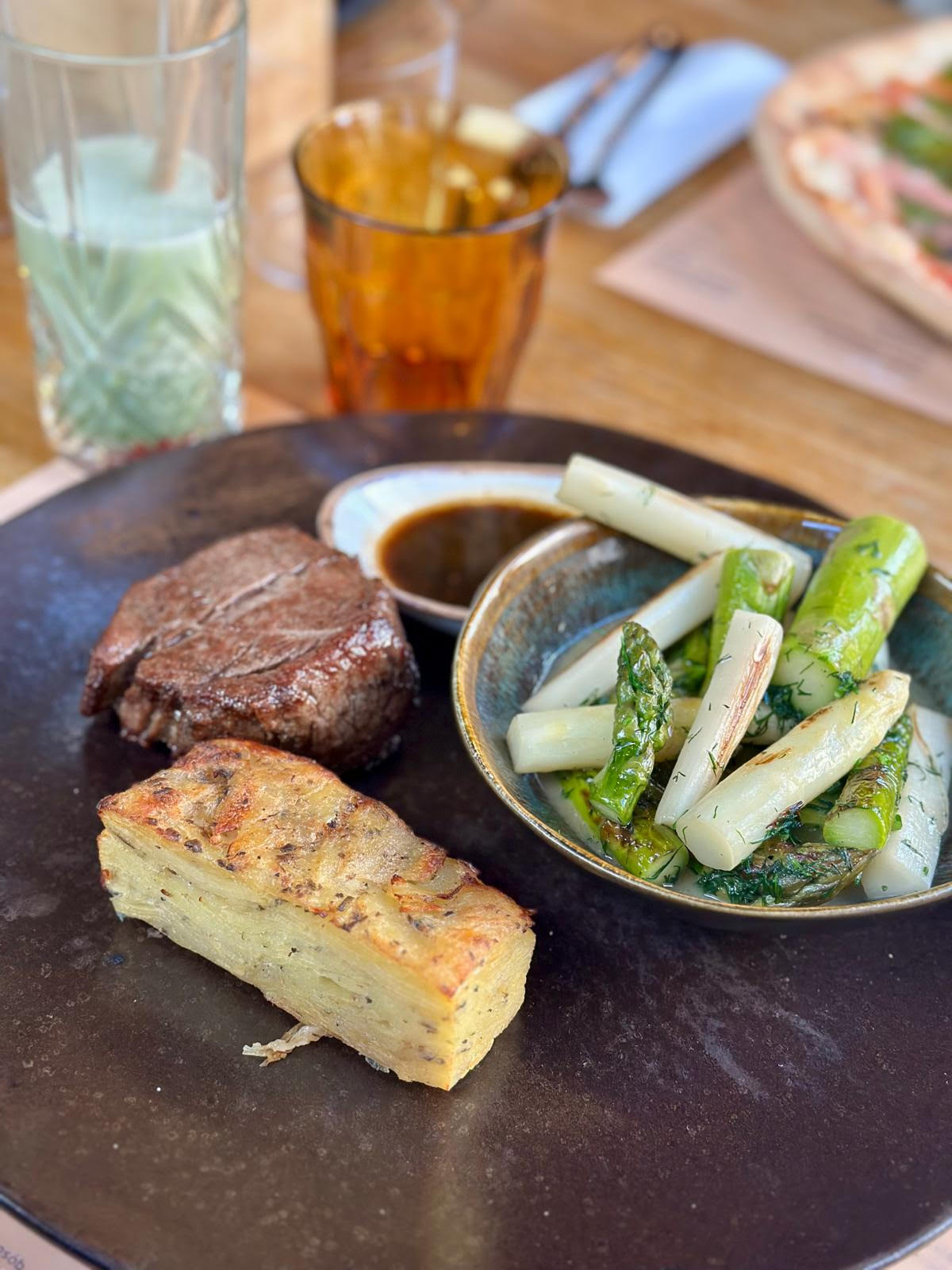 Stek z polędwicy wołowej. Restauracja Eatalia w Kamionkach koło Poznania