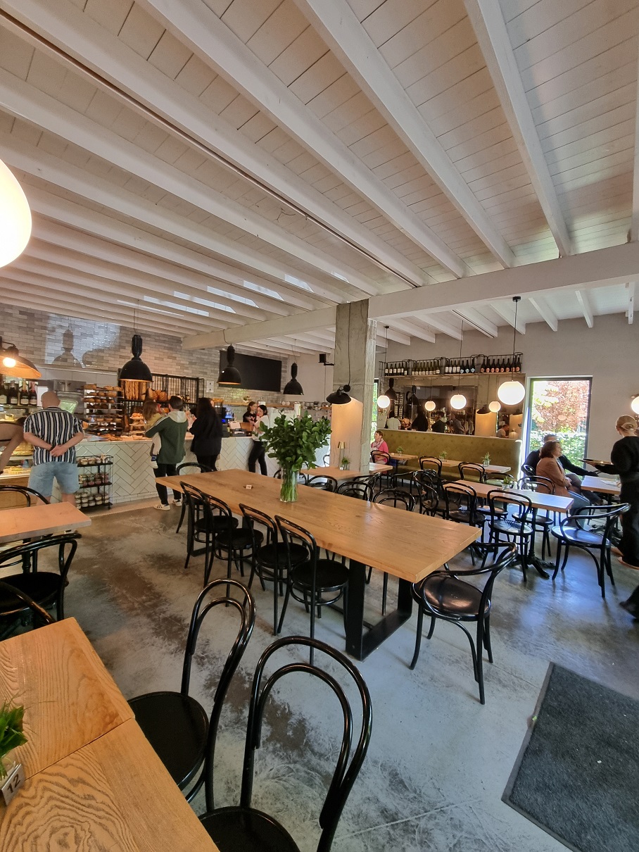 Wnętrze restauracji petit paris w Poznaniu