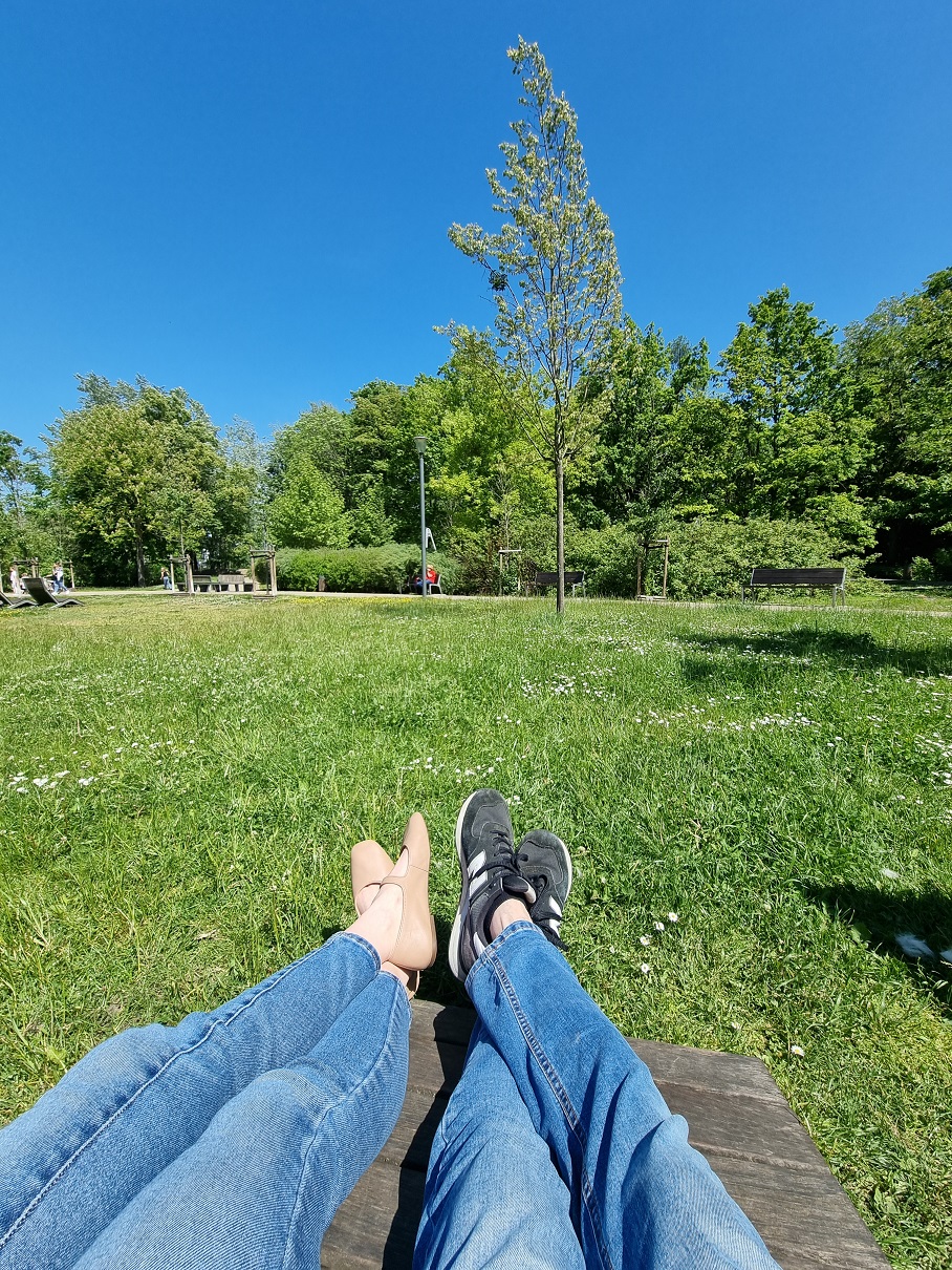 Para leżakuje w parku Wodziczki w Poznaniu
