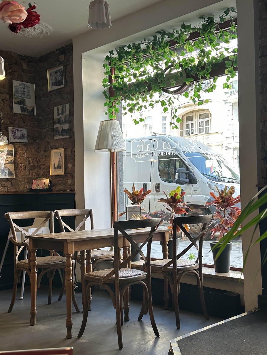 Stolik przy oknie Caffe Zagrodnicza