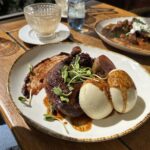 Kaczka z Pyzami na talerzu. Restauracja Przystań Smaków Poznań.