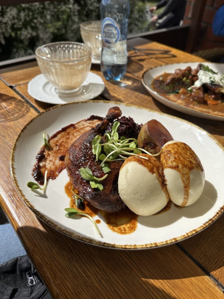 Kaczka z Pyzami na talerzu. Restauracja Przystań Smaków Poznań.